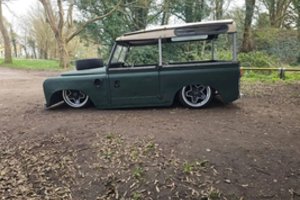 Iš „Land Rover“ visureigio padarė automobilį, kuris vos pakyla nuo asfalto: šis keistuolis glumina praeivius