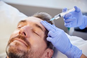 „Revu Clinic“ suvienodinus nuolaidas, tarnyba nutraukė tyrimą dėl botulino injekcijų kainų