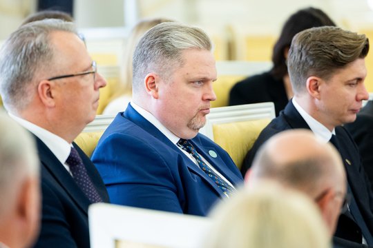„Tai – parlamento ignoravimas“: finansų ministras T. Valys Seimo nariams nepasiekiamas