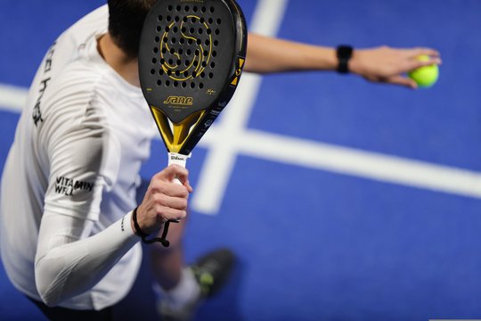 Gydytojas įvertino sparčiai Lietuvoje populiarėjantį padelį: viena klaida aikštelėje gali baigtis rimta trauma