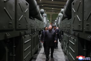 Kim Jong Unas išsiuntė laišką V. Putinui: pasveikino su gimtadieniu