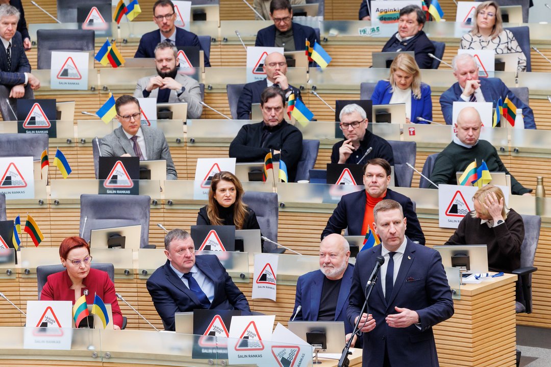 Užsimojo keisti tvarką Seime: siūlo drausti plakatus, numatyti įpareigojimus dėl aprangos
