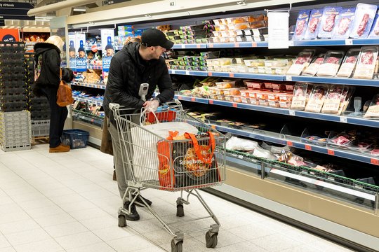 Prekybos tinklas skubiai kreipėsi į pirkėjus: parduotuvėse aptikta užkrėsta mėsa