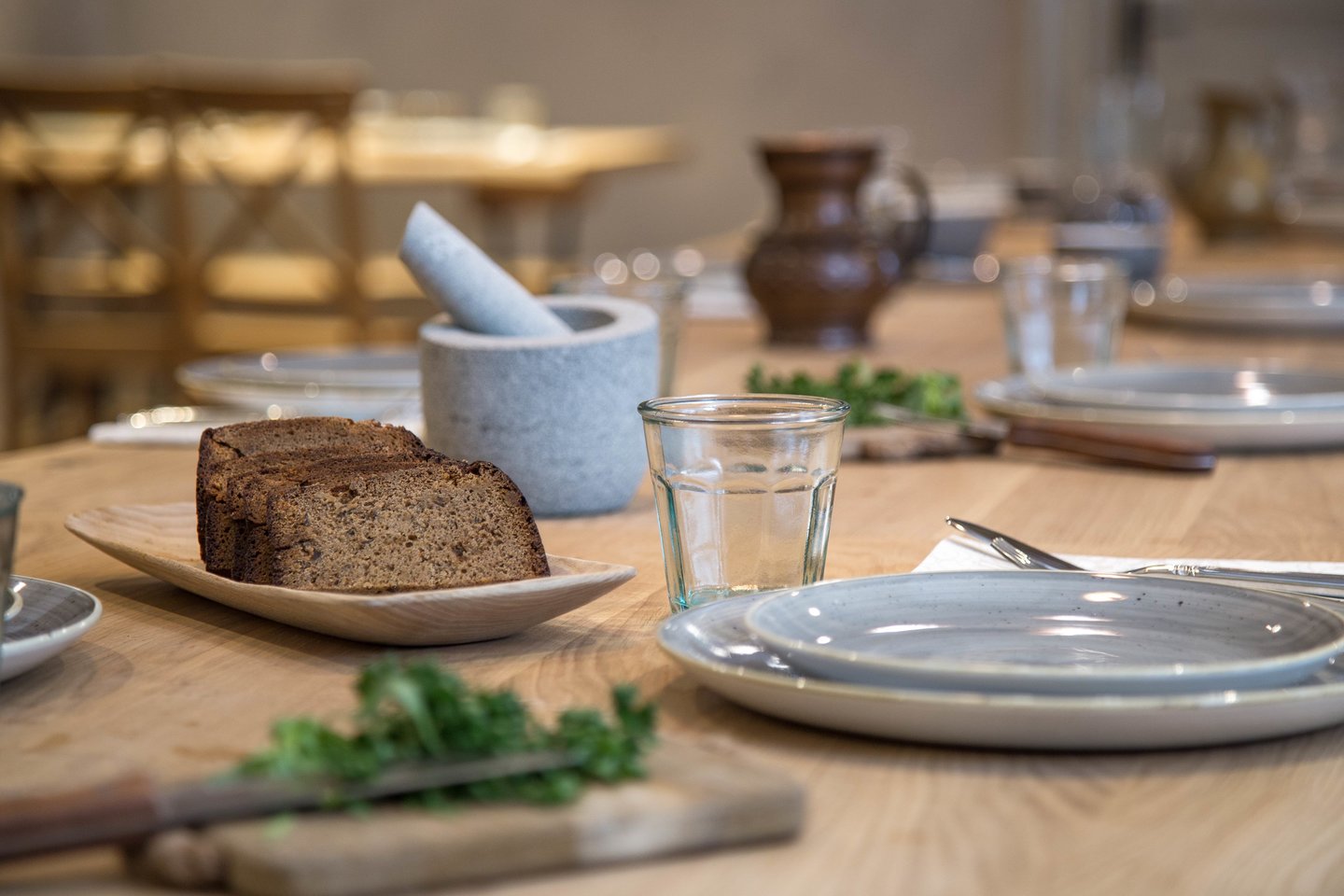 Anot virtuvės šefo Artūro Rakausko, į ruginę duoną verta pažvelgti plačiau – kaip į savarankišką ingredientą, galintį tapti padažo, garnyro, deserto ar netikėto šiuolaikiško patiekalo pagrindu, rašoma pranešime žiniasklaidai.<br> Pranešimo žiniasklaidai nuotr.