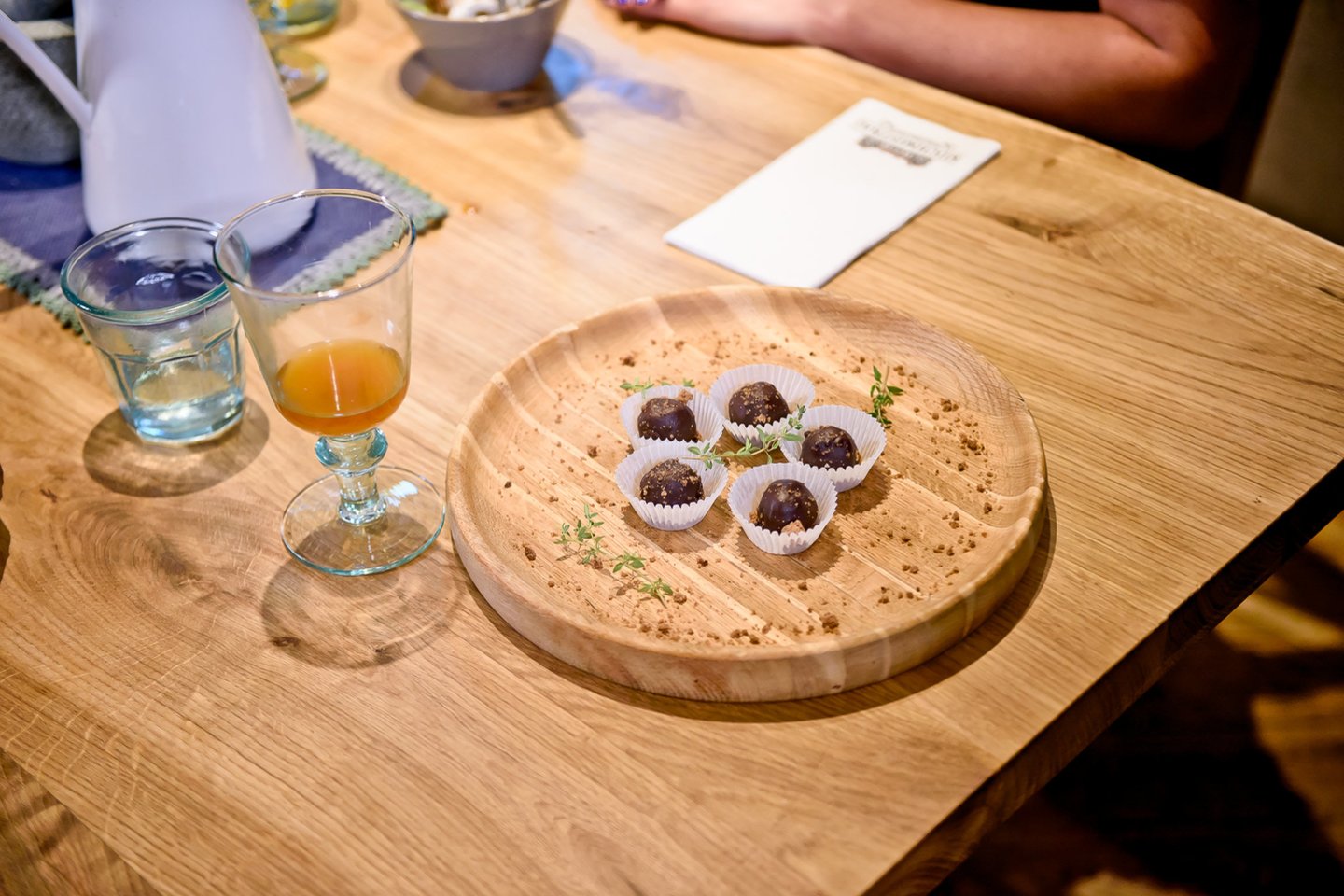 Anot virtuvės šefo Artūro Rakausko, į ruginę duoną verta pažvelgti plačiau – kaip į savarankišką ingredientą, galintį tapti padažo, garnyro, deserto ar netikėto šiuolaikiško patiekalo pagrindu, rašoma pranešime žiniasklaidai.<br> Pranešimo žiniasklaidai nuotr.