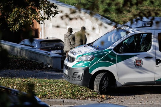 Vaizdai iš sulaikymo operacijos Vilniuje: pasieniečiai greta daugiabučių gaudė kontrabandininkus