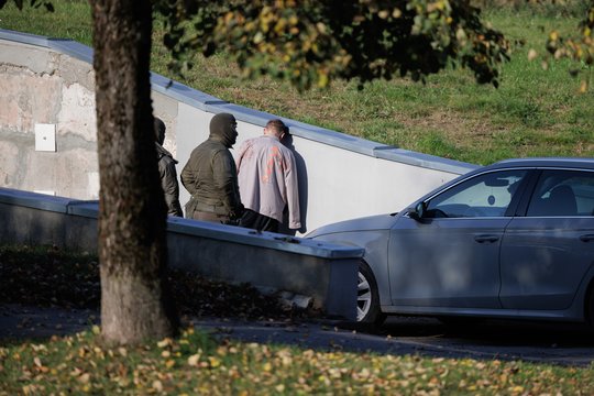 Vaizdai iš sulaikymo operacijos Vilniuje: pasieniečiai greta daugiabučių gaudė kontrabandininkus