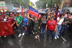 CNN: JAV svarsto galimybę pateikti naujus kaltinimus dėl kankinimo N. Maduro ir jo žmonai