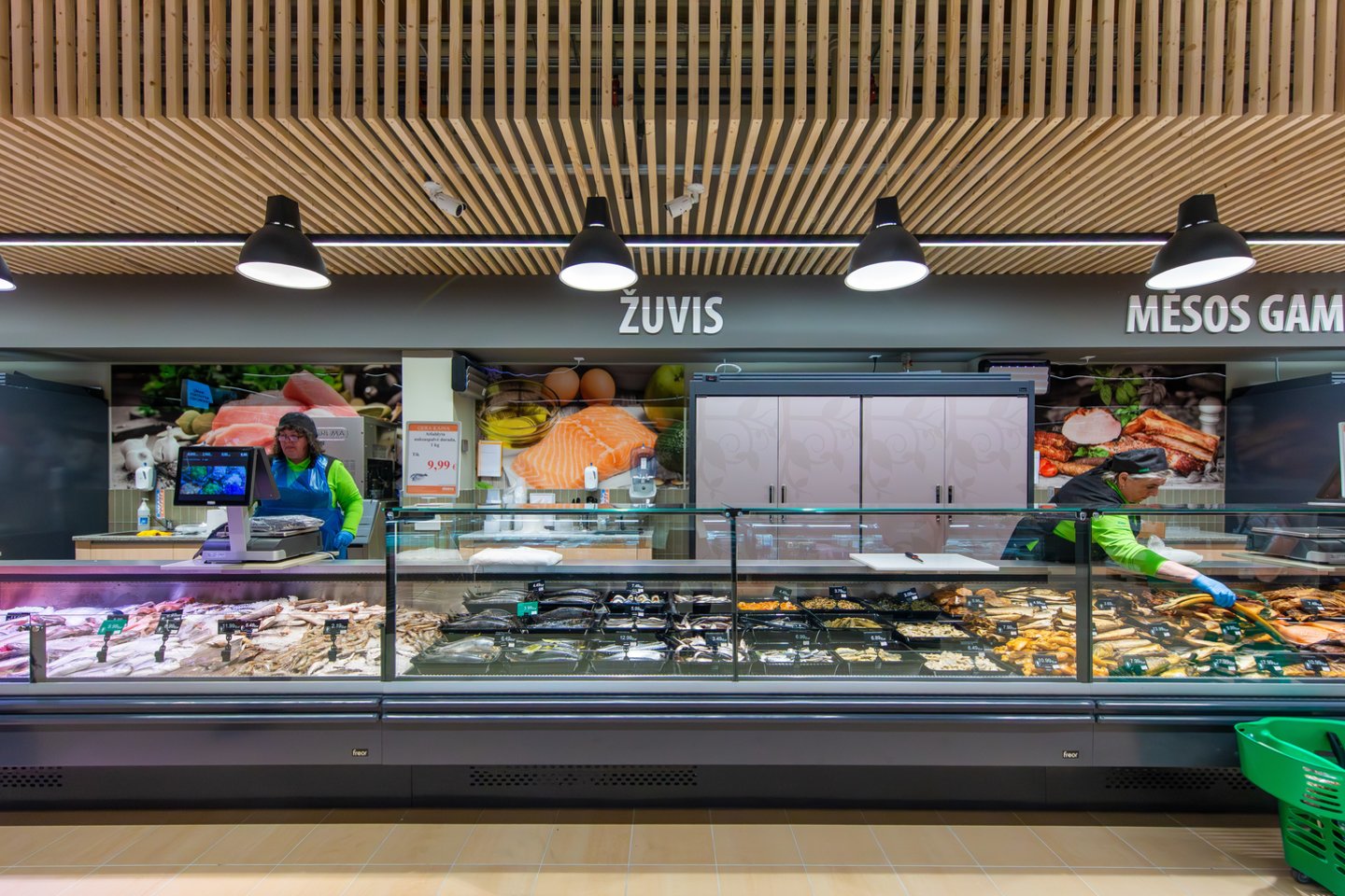 Atnaujinant parduotuves buvo įrengiamos erdvesnės šviežiai žuviai ir jos produktams skirtos vitrinos.