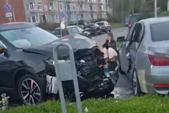 Saulėtas rytas staiga aptemo: kelio ženklai sankryžos pravažiuoti nepadėjo