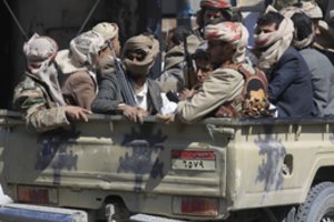 Jemeno hučiai skelbia vėl atakavę Saudo Arabijos oro uostą, grasina naftos pramonės objektams