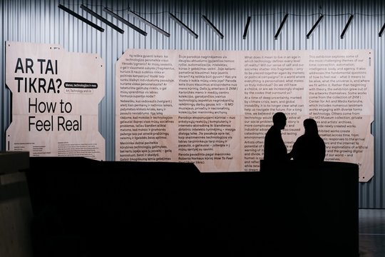 Pristatyta nauja MO paroda, kurioje – medijų meno istoriją pakeitę kūriniai ir interneto sensacija tapęs robotas