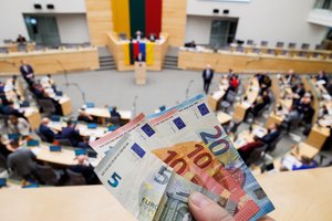 Atskleidė, kiek valstybei kainuos nuolaidos traukinių ir autobusų bilietams
