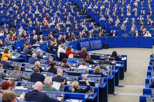 Europoje – pasiruošimas sunkiam scenarijui: smarkiai karpys biudžetą