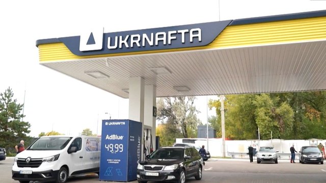 Parodė, kaip Ukraina ruošiasi žiemai: po rusų smūgių degalinės apsupamos smėlio užtvaromis