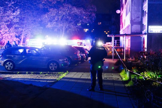 Vilniuje nušautas vyras, medikų prireikė ir jo žmonai, šaudęs vyriškis sulaikytas