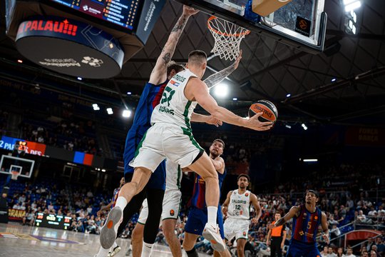 Pergalinga pasaka: „Žalgiris“ ketvirtame kėlinyje užmovė apynasrį „Barcelona“ ekipai