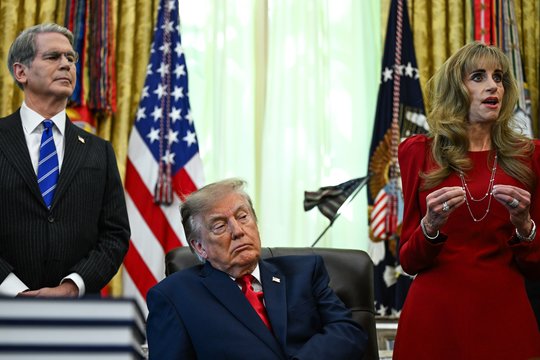 „Dell“ milijardieriaus žmonos elgesys šalia D. Trumpo sukėlė audrą internete: negali patikėti tuo, ką pamatė