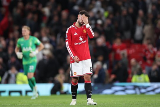 „Man United“ bėdos tęsiasi: vėl apmaudžiai paleido pergalę iš rankų