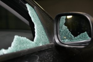 Iš automobilio pasvalio r. pavogti pinigai