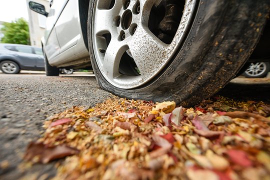 Vandalai subadė visas keturias pasvaliečio automobilio padangas