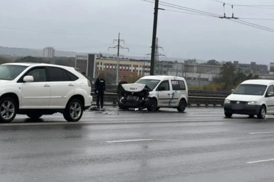 Stiprus automobilių susidūrimas ant Varnių tilto Kaune: į nelaimės vietą atskubėjo medikų ir policijos pajėgos