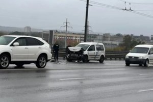 Stiprus automobilių susidūrimas ant Varnių tilto Kaune: į nelaimės vietą atskubėjo medikų ir policijos pajėgos