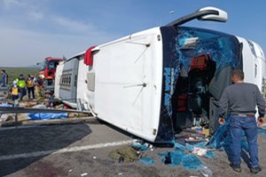 Turkijoje autobusui susidūrus su sunkvežimiu žuvo 11 žmonių