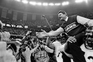 Mirė legendinis amerikietiškojo futbolo treneris Mike'as Ditka