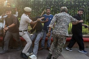 Indijoje opozicija ir žurnalistai kaltina policiją viršijus įgaliojimus protestų metu