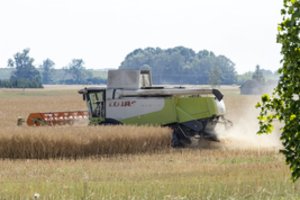 Šakių r. laukuose kombainas prispaudė vyrą