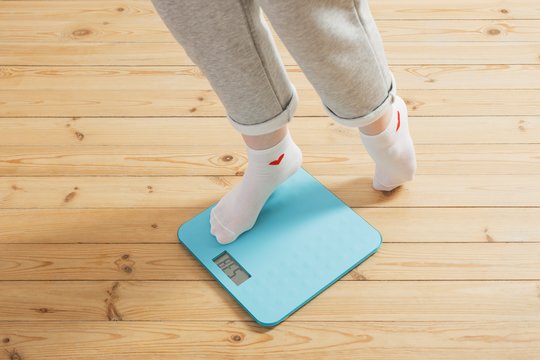 Pradėjus vartoti kreatiną svarstyklės gali parodyti 1–3 kg daugiau: kas iš tiesų vyksta organizme?