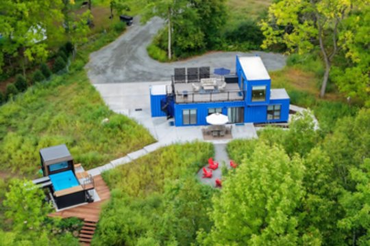 Trys konteineriai, o viduje – tikras kurortas: du miegamieji, terasa, pirtis ir baseinas