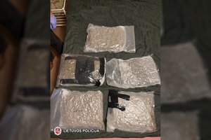 Tauragės policija paviešino vaizdo medžiagą, kaip automobilyje buvo rasti 2 kg kanapių