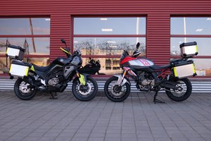Gamintojas tas pats, bet motorai skirtingi: kuris labiau tinka kelioniniam motociklui?