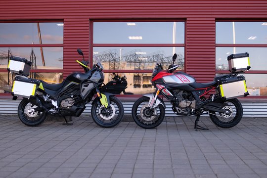 Gamintojas tas pats, bet motorai skirtingi: kuris labiau tinka kelioniniam motociklui?