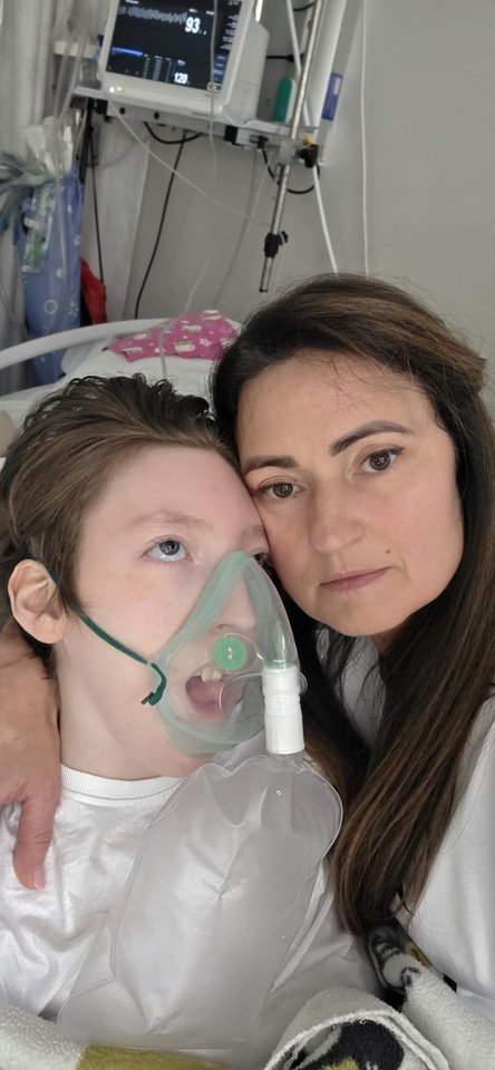 Alina laukėsi trynukų. Vieno vaisiaus širdelė nustojo plakti nėštumo metu. Karina ir jos dvynė sesuo buvo identiškos ir dalijosi viena placenta. Alinos pasakojimu, dėl nėštumo komplikacijų Karinos smegenys nustojo vystytis.<br> Pranešimo žiniasklaidai nuotr.