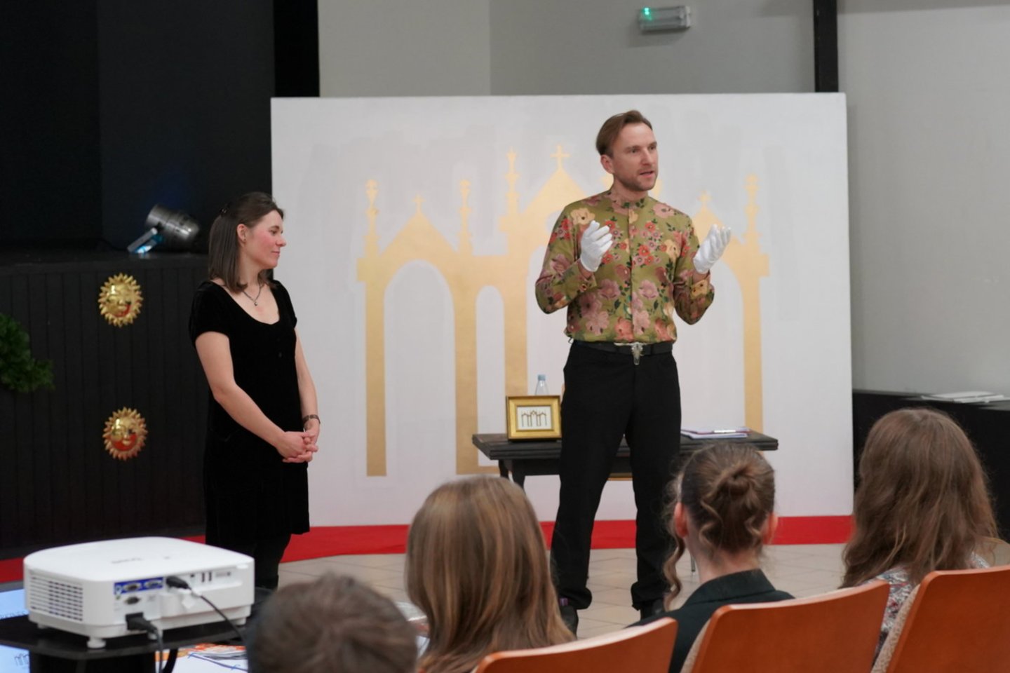 Aukciono sumanytojai smuikininkė B.Valiukevičiūtė Žeižytė ir tapytojas A.R. Černiauskas aukcione „Merkinės vargonai“ 2024 m.<br>Brolių Černiauskų nuotr.