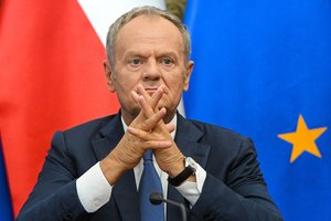 D. Tuskas: Vokietijoje sulaikyti du įtariamieji dėl gaisro „Starlink“ stotyje Lenkijoje