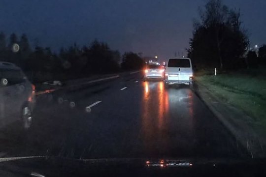 Dar neprašvitus greta Vilniaus 2 automobiliai susidūrė su briedžiu – gyvūnas žuvo