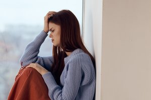 Prieš mėnesines atrodo, kad einate iš proto? Ginekologė įvardijo požymius, kada tai gali būti ne „tiesiog PMS“