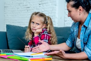 Ar tėvai turi kontroliuoti vaiko namų darbus? Edukologė atskleidė, kiek pagalbos reikia