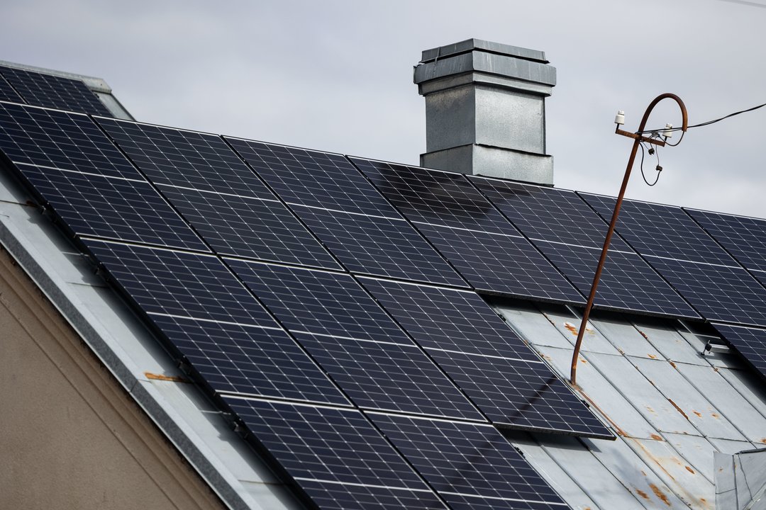 Saulės elektrines įrenginėjanti įmonė atleidžia dalį darbuotojų