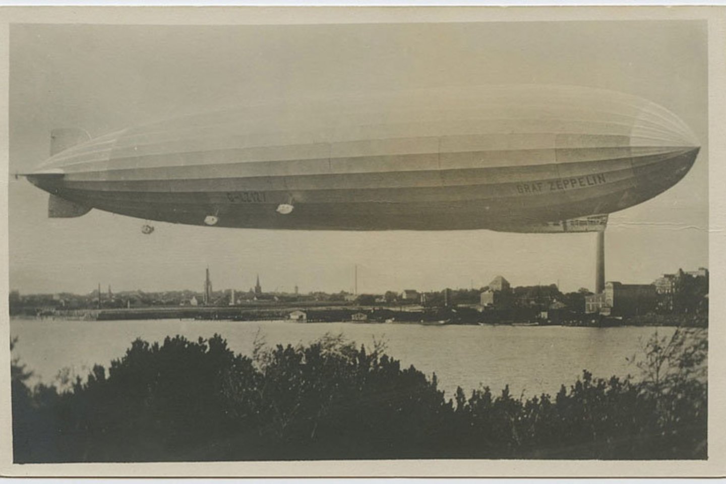 To meto leidybos gudrybė: spalio mėnesį uostamiestyje išleistas atvirukas, kuriame fotografai Klaipėdos panoramą meistriškai sujungė su „Graf Zeppelin“ atvaizdu.<br> Klaipėdos apskrities Ievos Simonaitytės viešosios bibliotekos nuotr.