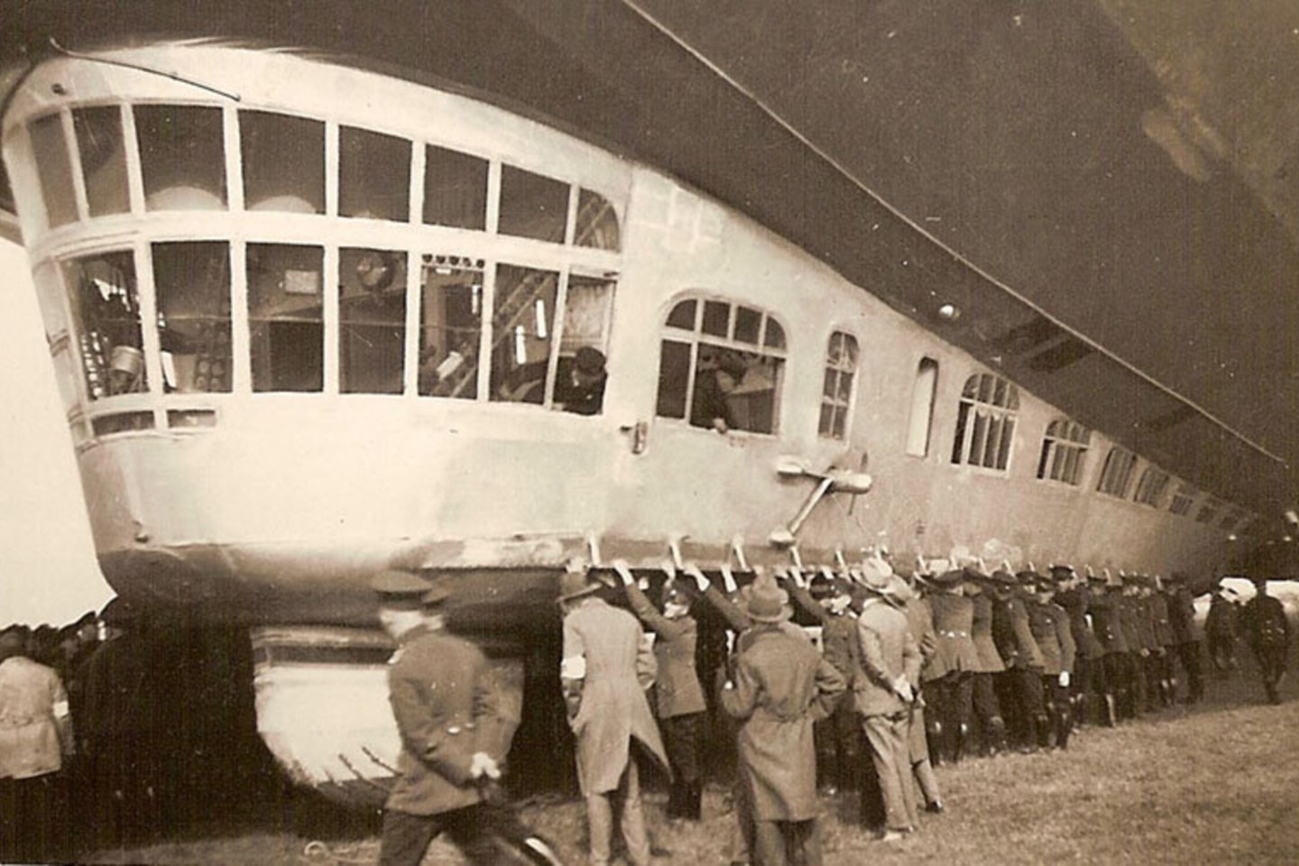 „Graf Zeppelin“ valdymo gondola ir keleivių skyriaus priekis. Šiame ore skriejančiame prabangiame „viešbutyje“ buvo įrengtos modernios liukso klasės kajutės ir restoranas<br> Wikimedia commons.