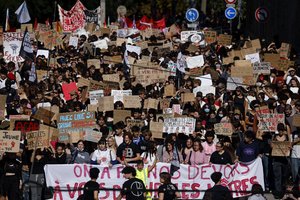 Prancūzijoje stiprėja protestuojančius moksleivius palaikančios demonstracijos