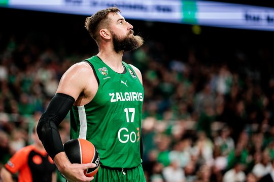 „Ne dėl to, kad nenorėjome“ – J. Valančiūnas aiškino nesėkmę prieš „Fenerbahce“