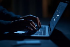 Paauglių verbavimas internete: ekspertė įspėja, kad pavojus gali prasidėti nuo paprastos draugystės
