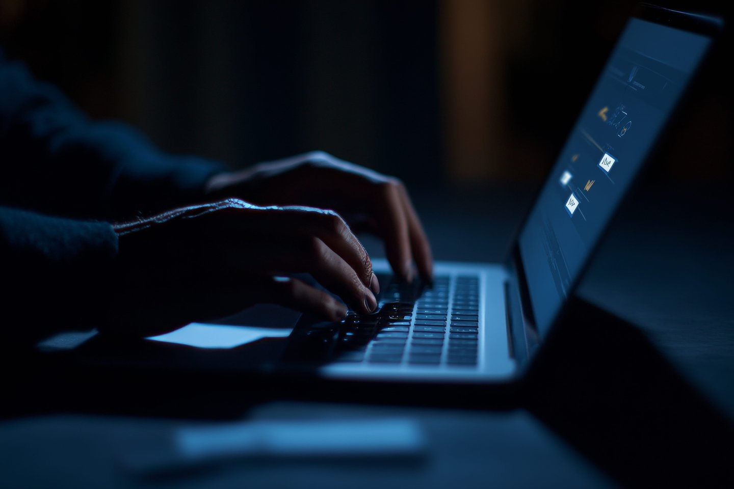 Iš pirmo žvilgsnio, nekaltas bendravimas internete, kartais gali tapti pirmuoju žingsniu į pavojingą priklausomybę nuo nepažįstamų asmenų ar net įtraukimą į nusikalstamą veiklą, rašoma pranešime žiniasklaidai.