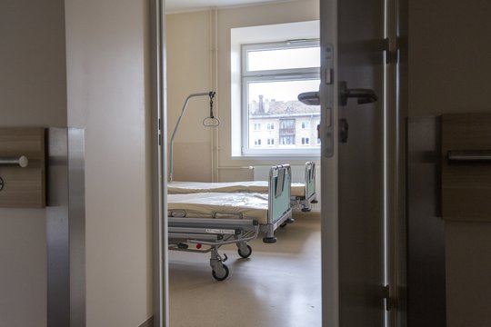 Nelaimė Klaipėdoje: pro daugiabučio langą iškrito nepilnametė